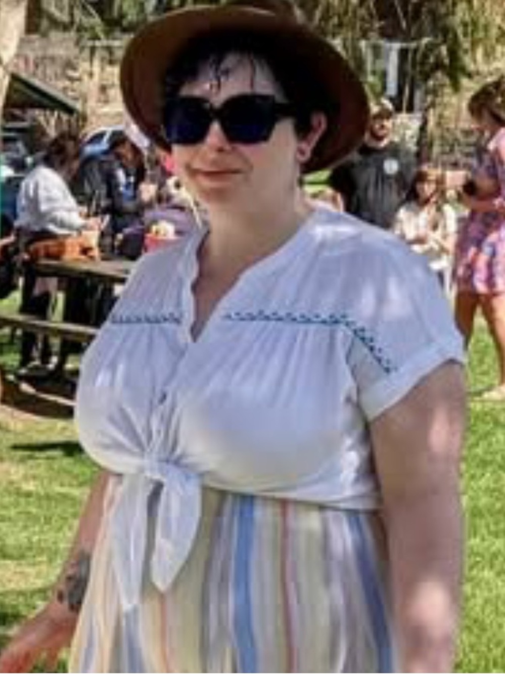 🔥5 for $25🔥 Ruby Rd. White Tie Cropped Button-Front Linen Blouse with Blue Embro